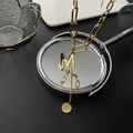 Collier en acier titane doré avec pendentif lettre M poli et chaîne trombone élégante - Lettre M-Or