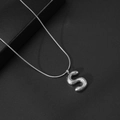 Gepolijste zilveren hanger met letter S in ballonstijl en fijne slangenketting op zwart - S / Met Slangenketting