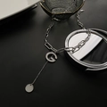 Minimalistische zilveren G-letter ketting met asymmetrische lange ketting op zwarte achtergrond - Letter G - Zilver