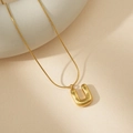 Collar minimalista dorado con colgante de letra U tipo globo y cadena de serpiente - U Con Cadena de Serpiente