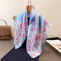 Elegante sciarpa in seta con stampa floreale azzurra e peonie su una gruccia di legno - FG93-3 Blu