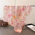 Dettaglio di elegante foulard di seta quadrato con stampa floreale e sfumature rosa - FG93-4 Rosa Chiaro