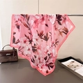 Carré en soie avec imprimé floral de cerisier suspendu à un support métallique - Rose / 70x70cm