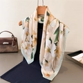 Carré de soie à imprimé floral crème et bordure verte suspendu sur un cintre - Vert / 70x70cm