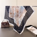 Detail van luxe vintage zijden sjaal met bloemmotieven gedrapeerd op grijs vlak - 66-70CM / Zwart (FG96-4)