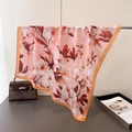 Détail d'un foulard en soie avec motifs floraux roses et bords roulés délicats - Orange / 70x70cm
