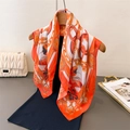 Elegante foulard in seta arancione e bianco con stampa a catena su gruccia in legno - Arancione (FG100-1)