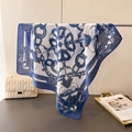 Dettaglio di sciarpa in seta blu e bianca con stampa a catena vicino a una borsa - Blu Marino (FG100-2)