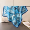 Foulard di seta blu con stampa geometrica e trama satinata astratta su supporto - Blu