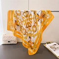 Foulard quadrato in raso con stampa a catena arancione e bianca sul supporto - Giallo (FG100-4)