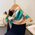 Dettaglio di sciarpa in seta con fiori arancio e verdi su top in maglia blu - Arancione Verde (FG107-1)