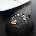 Collana in acciaio al titanio oro rosa con due pendenti circolari lettera M - Ciondolo Doppio Tondo Con Lettera M / Oro rosa