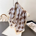 Elegante zijden sjaal met geometrische ruiten in bruin en blauw gedrapeerd op hanger - 70cmx70cm / Bruin