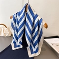 Blau-weiß gestreiftes Seidenschal-Halstuch aus Satin an einem Holzkleiderbügel mit Tasche - Blau