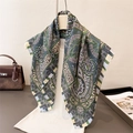 Elegante foulard in seta a motivo paisley verde e beige drappeggiato su appendino bianco - 70cm / Verde (FG98-1)
