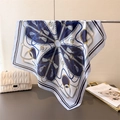 Détail du foulard en soie avec motifs de chaînes et glands classiques en bleu marine et doré - 70x70cm / Bleu marine
