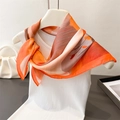 Dettaglio foulard in seta con sfumature arancioni e marroni su abbigliamento bianco - 66-70cm / Arancione (FG142-1)