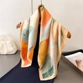 Foulard di seta con stampa astratta sfumata arancio e verde su gruccia in legno - 66-70cm / Arancio Verde (FG142-4)