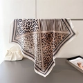 Dettaglio di un elegante foulard in seta con stampa leopardata e strisce sul supporto - 66-70CM / Marrone Chiaro (FG156-2)