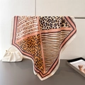 Elegante foulard in seta con stampa leopardata e borsa di perle in un ambiente minimal - 66-70CM / Arancione Marrone (FG156-4)