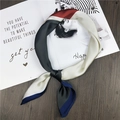 Foulard di seta alla moda con motivo color block in blu scuro, rosso e beige crema - Beige a Quattro Griglie