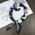 Foulard quadrato in seta con motivi geometrici blu scuro e finitura satinata lucida - Pois e Strisce Blu Notte