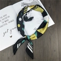 Foulard in seta quadrato con pois e strisce geometriche su una rivista di moda - Pois e Strisce Gialle