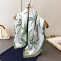Elegante sciarpa in seta con stampa di foglie di palma verdi su base avorio sul gancio - 70x70cm / Verde (FG140-2)