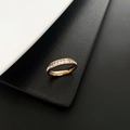 Elegante goudkleurige ring van titaniumstaal met een rij vierkante zirkoniasteen - Jz-1 Titaniumstalen Enkelrijige Diamanten Ring