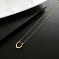 Collana minimalista in titanio dorato con ciondolo a ferro di cavallo e catena fine - Oro