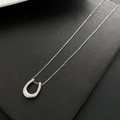 Collana minimalista in acciaio al titanio argento con pendente a ferro di cavallo lucido - Argento