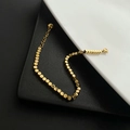 Bracciale minimalista in acciaio al titanio dorato con perline quadrate e ciondolo rotondo - Oro