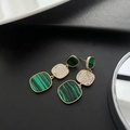 Boucles d'oreilles dorées avec malachite carrée et accents de zircone pour femmes - Style Vert Malachite