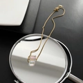 Élégant collier en acier titane doré avec pendentif carré en cristal aux reflets colorés - Doré