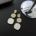 Boucles d'oreilles géométriques dorées à trois niveaux avec nacre et pavé de zircons - Style Blanc Nacre