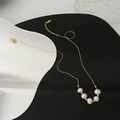 Collana minimalista in acciaio al titanio con cinque perle bianche e catena oro regolabile - 01-G4 Collana di Perle Naturali in Acciaio al Titanio / Oro
