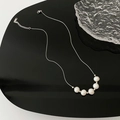 Collana minimalista in titanio argento con cinque perle bianche a forma di mezzaluna - 01-G5 Collana di Perle Naturali in Acciaio al Titanio / Argento