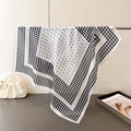 Elegante sciarpa in seta bianca e nera con motivo pied de poule, motivo X e finitura satin - 66-70cm / Bianco