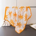 Dettaglio di sciarpa in seta bianca con stampe di palme arancioni su asta di metallo - 70x70cm / Giallo (FG140-3)