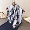 Elegante foulard in seta bianca con stampa di palme nere drappeggiato su un abito blu - 70x70cm / Nero (FFG140-4)