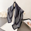 Sciarpa di seta classica con stampa pied de poule su maglione bianco e stampella - 66-70cm / Nero