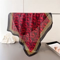 Elegante foulard in seta rossa con stampa floreale e bordo leopardato appeso al supporto - Rosso (FG159-1)