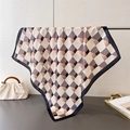 Elegante foulard in seta con motivo geometrico beige e arancione drappeggiato su borsa - Quadrato / Grigio Scuro (FG138-4)
