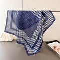 Elegante foulard di seta blu navy con motivo pied-de-poule e dettagli bianchi ricercati - 66-70cm / Blu navy