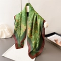 Dettaglio di un foulard in seta verde con motivi floreali e bordi marroni a contrasto - Verde (FG159-2)