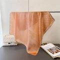 Dettaglio di foulard in seta ambra a micro pois con bordi bianchi a contrasto - 70cm / Marrone (FG110-3)