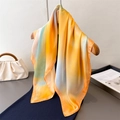 Foulard di seta sfumato arancione e oro appeso a una gruccia in legno di qualità - Giallo