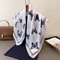 Elegante sciarpa in seta bianca con stampa a farfalla nera appesa a una gruccia - 66-70cm / Bianco