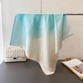 Foulard di seta sfumato blu e crema con motivo a pois esposto su supporto in metallo - 70cm / Blu (FG110-4)