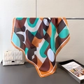Detail van zijdeachtige sjaal met geometrische prints en verfijnde rolzoomrand - 70cm / Munt Groen (FG115-4)